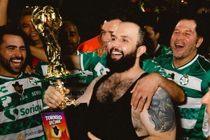 Carín León debuta como futbolista y se convierte en campeón en su primer partido