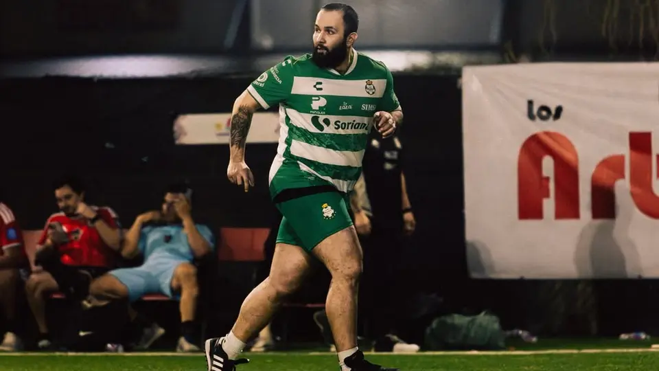 Carín vistiendo el uniforme de Santos en el torneo | IG: @carinleonoficial