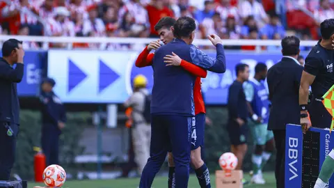 Milito abrazando a la 'Hormiga' | MEXSPORT