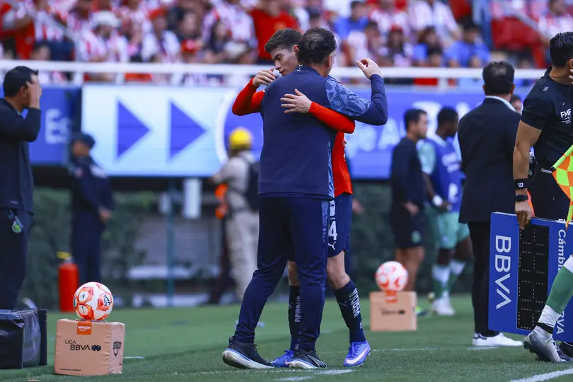Milito abrazando a la 'Hormiga' | MEXSPORT