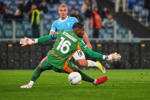 Gustav Isaksen define ante Mike Maignan en el partido de Lazio contra AC Milan | AP