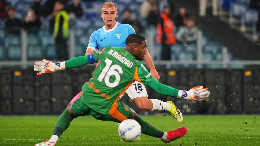 Gustav Isaksen define ante Mike Maignan en el partido de Lazio contra AC Milan | AP