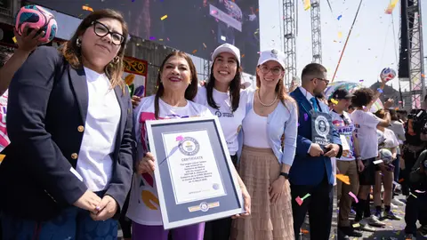 Representantes de Guinness World Records verificaron la participación de miles de personas durante la clase masiva./ X:@ClaraBrugadaM