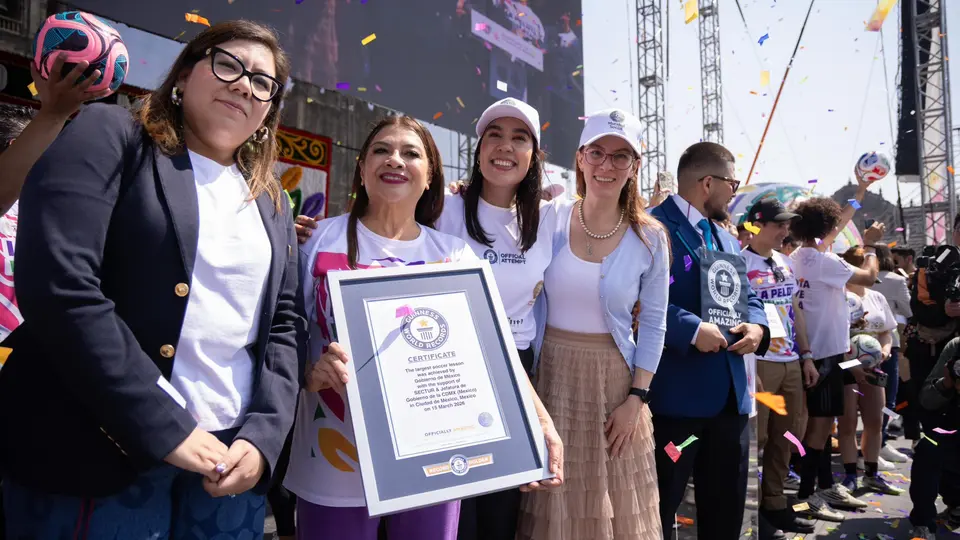Representantes de Guinness World Records verificaron la participación de miles de personas durante la clase masiva./ X:@ClaraBrugadaM
