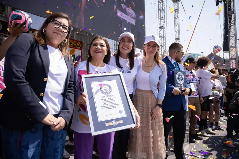 Representantes de Guinness World Records verificaron la participación de miles de personas durante la clase masiva./ X:@ClaraBrugadaM