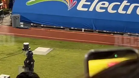 Pumas Empató El Partido Con Cruz Azul Y Con 10 Hombres. Efraín Lo Sabe Y Así Festejó El Empate.