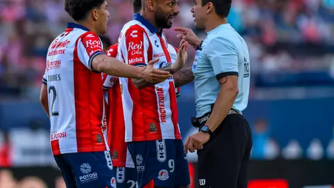 Equipo del Atlético de San Luis reclamando al arbitro en Liga MX I IMAGO7