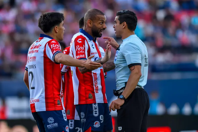 Equipo del Atlético de San Luis reclamando al arbitro en Liga MX I IMAGO7