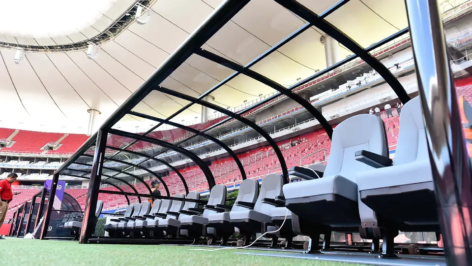 Estadio AKRON presenta nuevas bancas en el Chivas vs Santos del Clausura 2026 | MEXSPORT