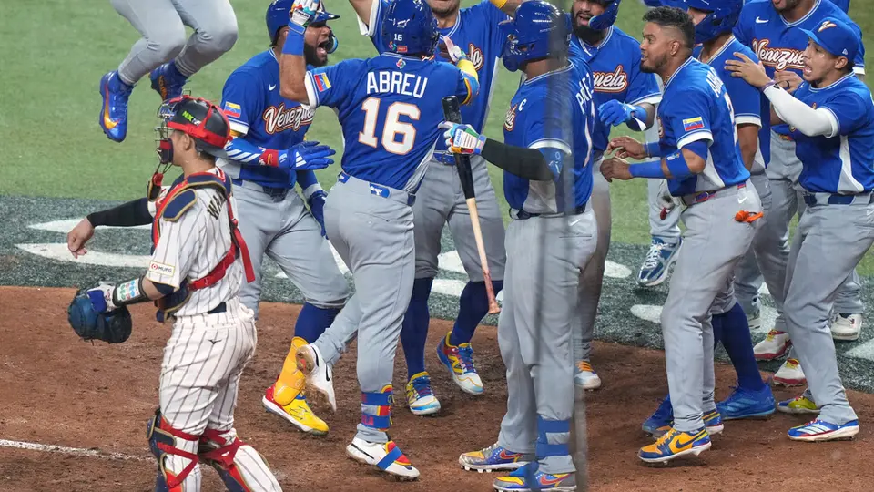 Venezuela celebrando el pase a Semifinales tras derrotar a Japón en el Clásico Mundial I AP
