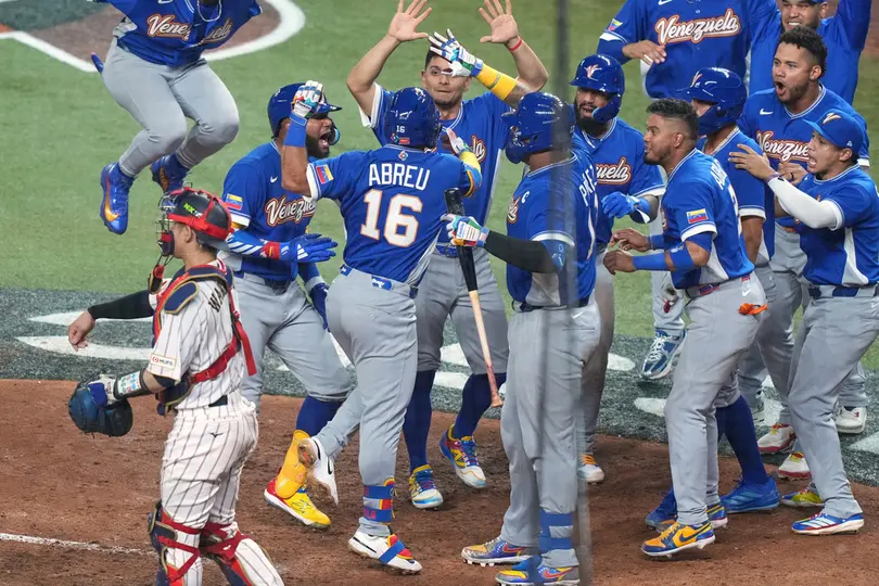 Venezuela celebrando el pase a Semifinales tras derrotar a Japón en el Clásico Mundial I AP