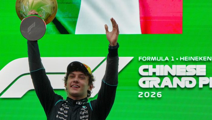 Antonelli en el podio del Gran Premio de China en su triunfo | AP