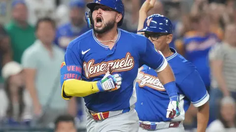 Wilyer Acuña celebrando el pase de Venezuela a Semifinales del Clásico Mundial I AP
