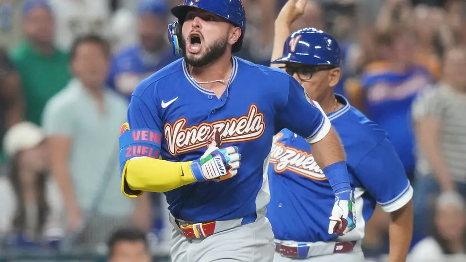 Wilyer Acuña celebrando el pase de Venezuela a Semifinales del Clásico Mundial I AP