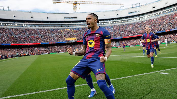 Raphinha en celebración con Barcelona ante Sevilla en LaLiga | AP