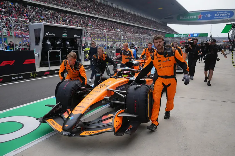 Mecánicos de McLaren retiran el auto de Óscar Piastri | AP