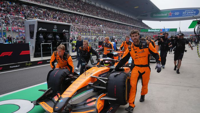 Mecánicos de McLaren retiran el auto de Óscar Piastri | AP