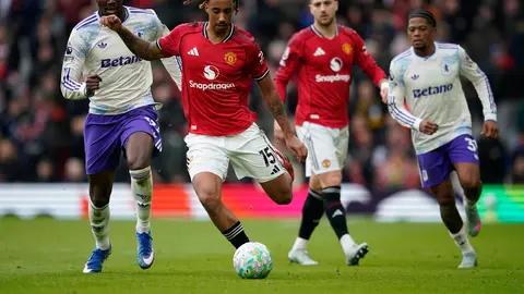 Leny Yoro en la victoria del Manchester United ante el Aston Villa I AP