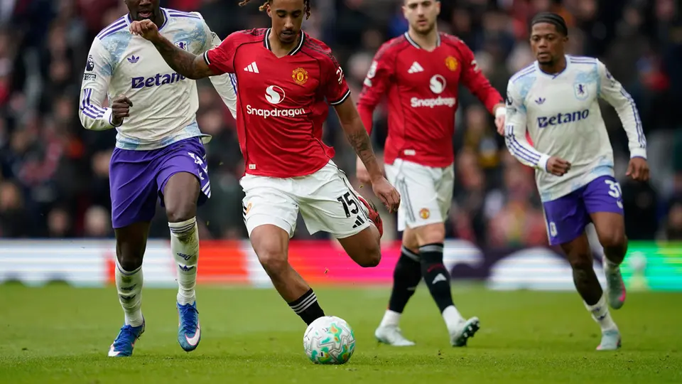 Leny Yoro en la victoria del Manchester United ante el Aston Villa I AP