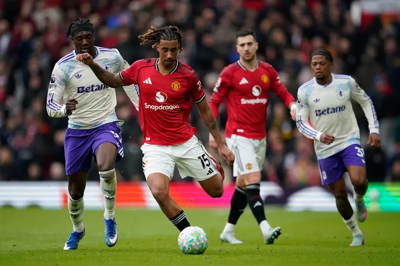 Leny Yoro en la victoria del Manchester United ante el Aston Villa I AP