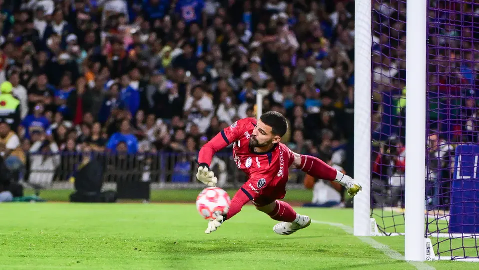 Andrés Gudiño, portero de Cruz Azul, ante Pumas | IMAGO7