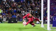 ¿Qué hiciste, Gudiño? Error en la salida del arquero de Cruz Azul provoca empate de Pumas