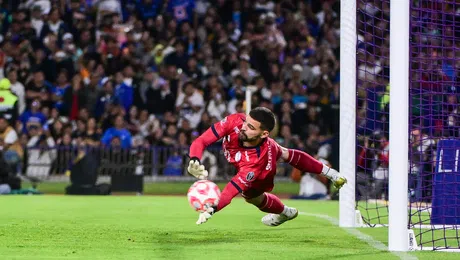 ¿Qué hiciste, Gudiño? Error en la salida del arquero de Cruz Azul provoca empate de Pumas