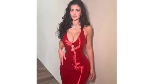 Kylie Jenner destacó con un vestido rojo brillante que llamó la atención durante su llegada a la ceremonia./ IG:@kyliejenner.