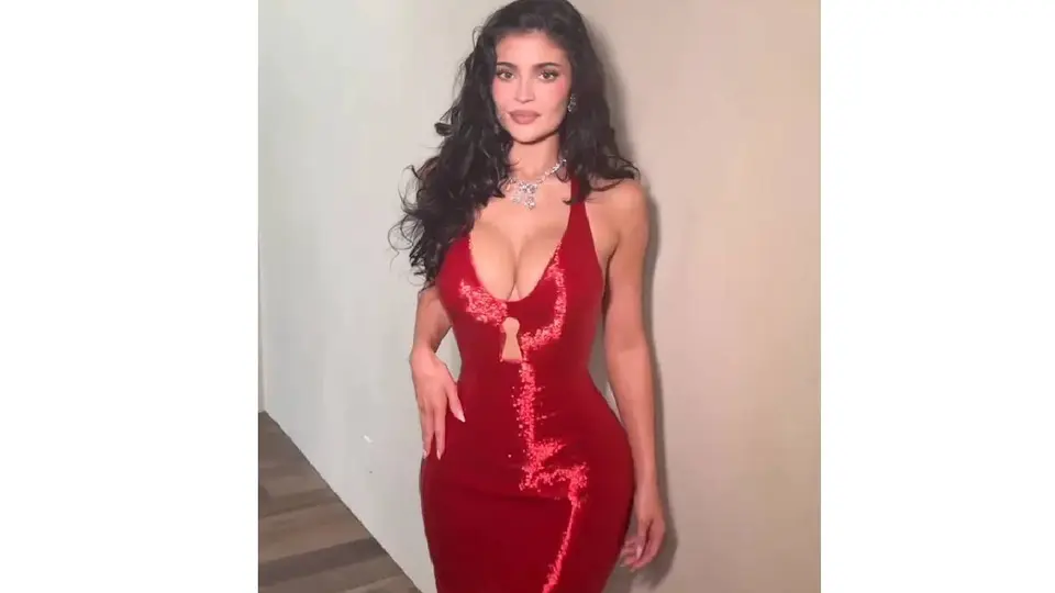 Kylie Jenner destacó con un vestido rojo brillante que llamó la atención durante su llegada a la ceremonia./ IG:@kyliejenner.