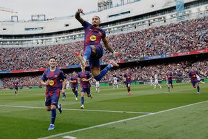 Raphinha celebra con Barcelona ante Sevilla | AP