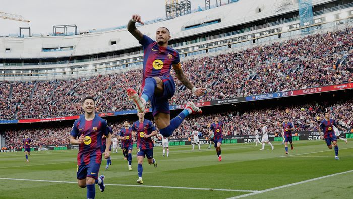 Raphinha celebra con Barcelona ante Sevilla | AP