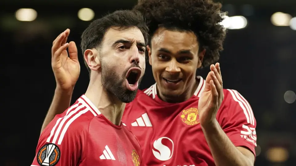 Bruno Fernandes y Joshua Zirkzee | AP