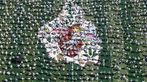 Miles de personas participaron en una clase masiva de futbol en el Zócalo de la Ciudad de México para lograr un Récord Guinness./ X:@ClaraBrugadaM