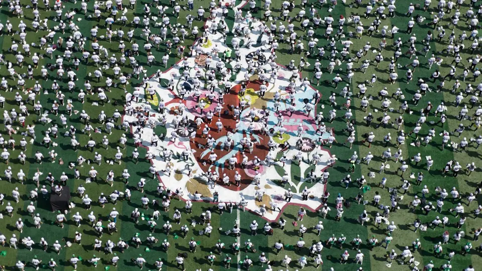 Miles de personas participaron en una clase masiva de futbol en el Zócalo de la Ciudad de México para lograr un Récord Guinness./ X:@ClaraBrugadaM