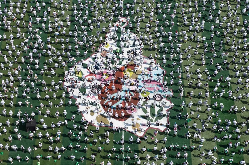 Miles de personas participaron en una clase masiva de futbol en el Zócalo de la Ciudad de México para lograr un Récord Guinness./ X:@ClaraBrugadaM