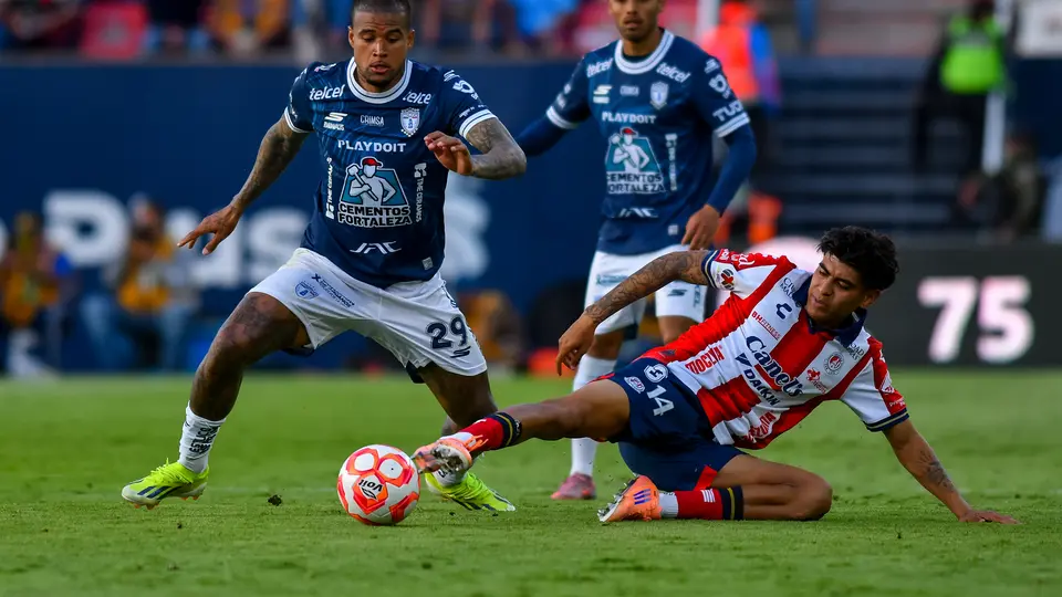Luis Quiñones de Pachuca disputando un balón vs Atlético de San Luis I IMAGO7