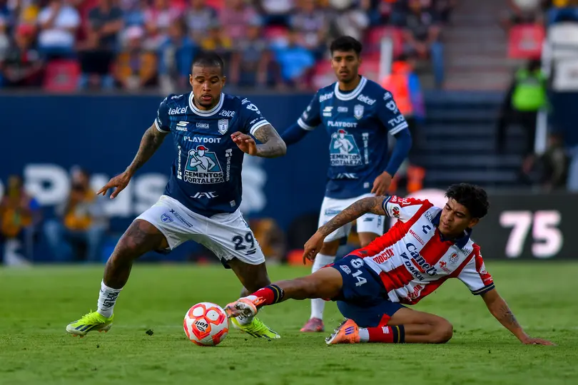 Luis Quiñones de Pachuca disputando un balón vs Atlético de San Luis I IMAGO7