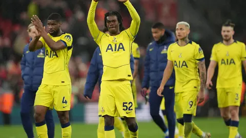 Tottenham celebra el empate ante el Liverpool en Premier League I AP