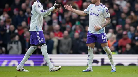 Amadou Onana y Ross Barkley celebrando el gol de Aston Villa en Premier League I AP