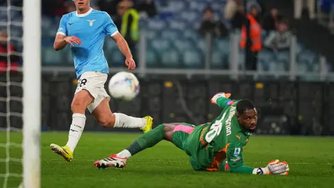 Isaksen en definición contra Mike Maignan en el partido de Lazio ante AC Milan | AP