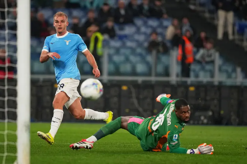Isaksen en definición contra Mike Maignan en el partido de Lazio ante AC Milan | AP
