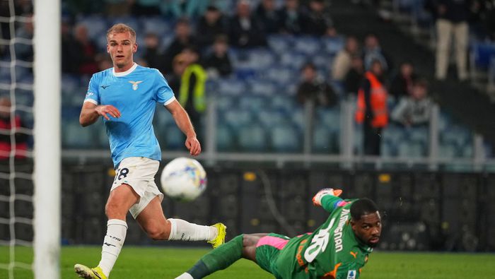 Isaksen en definición contra Mike Maignan en el partido de Lazio ante AC Milan | AP