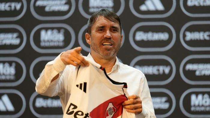 Eduardo Coudet ya busca un nuevo refuerzo como entrenador de River Plate | AP