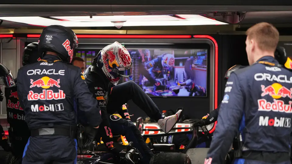 Max Verstappen en el garage de Red Bull durante el Gran Premio de China 2026 | AP