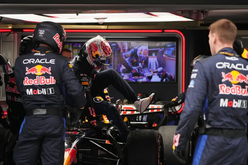 Max Verstappen en el garage de Red Bull durante el Gran Premio de China 2026 | AP