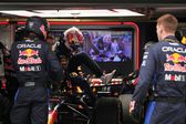 Max Verstappen en el garage de Red Bull durante el Gran Premio de China 2026 | AP