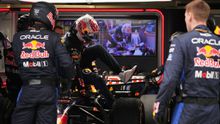 Max Verstappen en el garage de Red Bull durante el Gran Premio de China 2026 | AP