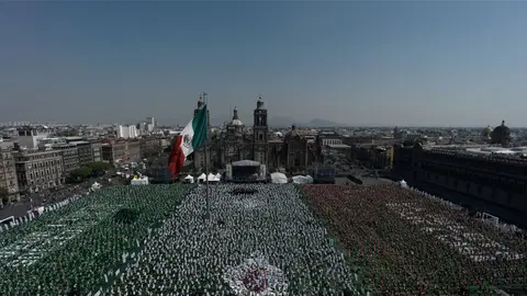 Un total de 9,500 asistentes formaron parte de la clase de futbol más grande del mundo realizada en el corazón de la CDMX./ X.@ClaraBrugadaM