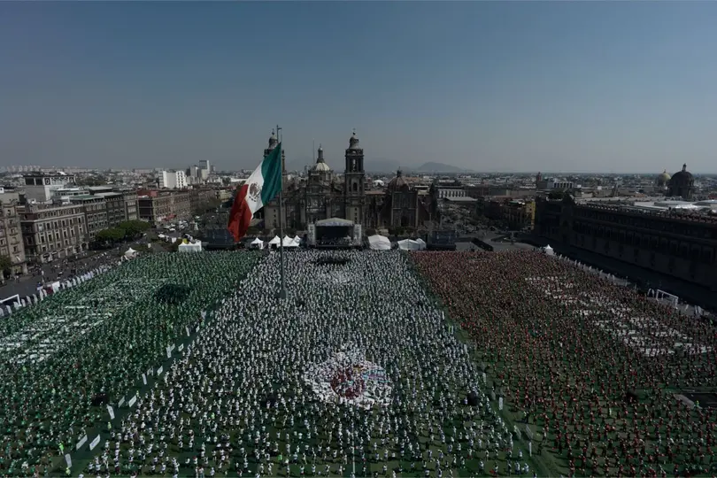 Un total de 9,500 asistentes formaron parte de la clase de futbol más grande del mundo realizada en el corazón de la CDMX./ X.@ClaraBrugadaM