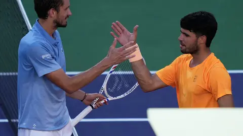 Medvedev le propina a Alcaraz su primera derrota del año y se mete a final de Indian Wells